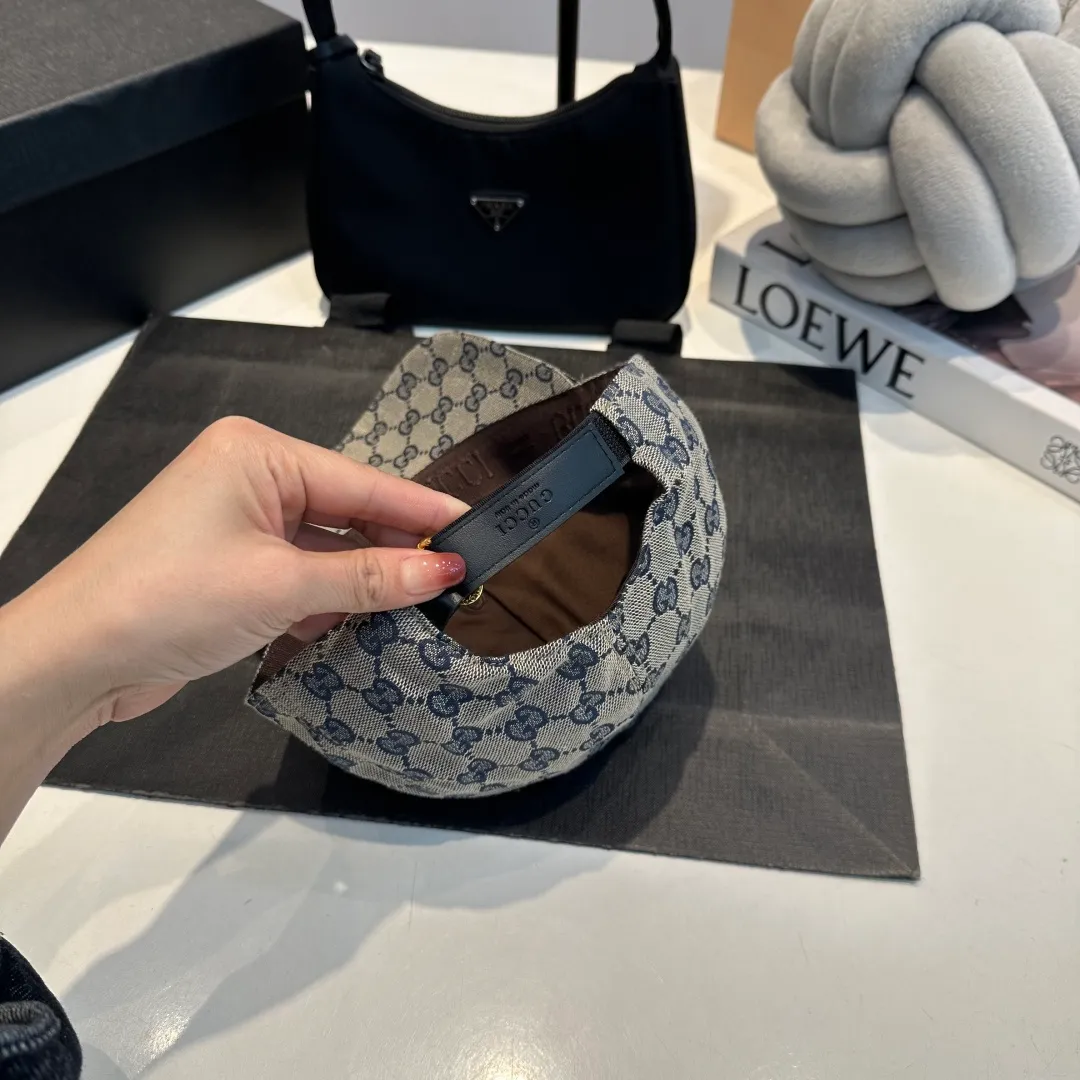 P60 Gucci (Gucci) classic original baseball cap😍Customized with 1:1 mold opening at the counter, the highest version, the original canvas is light and breathable! Photographed in real life, suitable for men and women in all seasons, basic head circumference 56cm, adjustable patches.