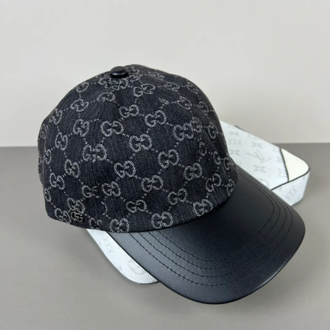150💰Gucci (Gucci) new model original baseball cap, counter purchase quality 1:1 mold customization, genuine mold opening hardware, original canvas fabric + first-layer cowhide, original factory quality! The quality is great and the patch is adjustable. Accurate matching, perfect integration of details and craftsmanship!