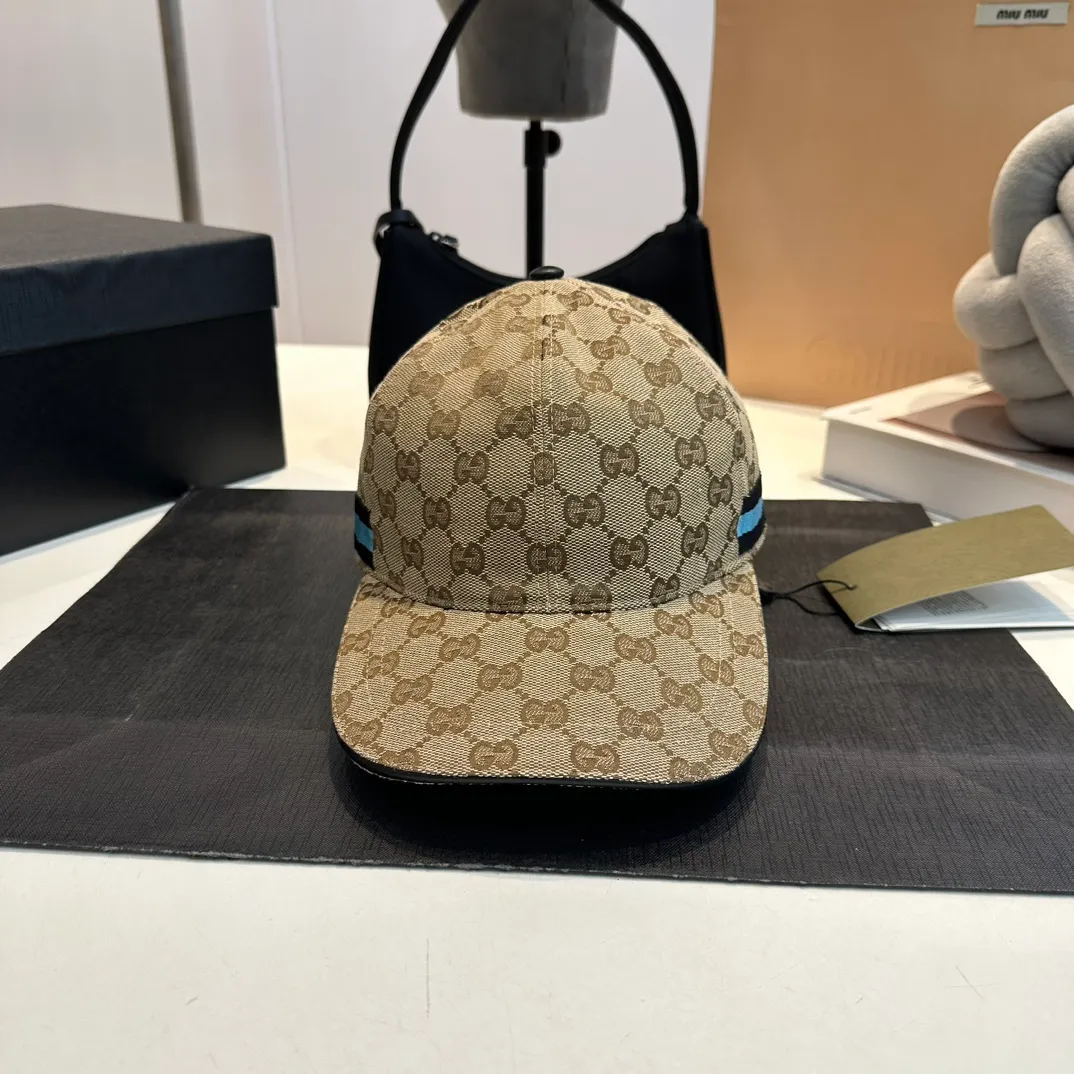 P240 GUCCI Gucci baseball cap, the craftsmanship is very exquisite, high-end and classy! Low-key luxury, easy to carry! The best-selling model in the counter, dark pattern small pair G, 1:1 mold opening and customization, waterproof fabric, pure cotton lining, light and breathable. Perfect fit, accurate alignment, each leather buckle has a different code, cow leather adjustment buckle, exclusive real shot, suitable for men and women.