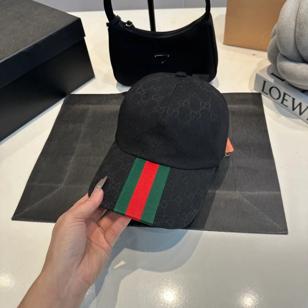 P70 original version shipped! Gucci's latest original baseball cap with wide webbing. 1:1 mold opening and customization at the counter, the highest version, original canvas fabric + first-layer cowhide, light and breathable! Photographed in real life, suitable for men and women in all seasons, basic head circumference 56