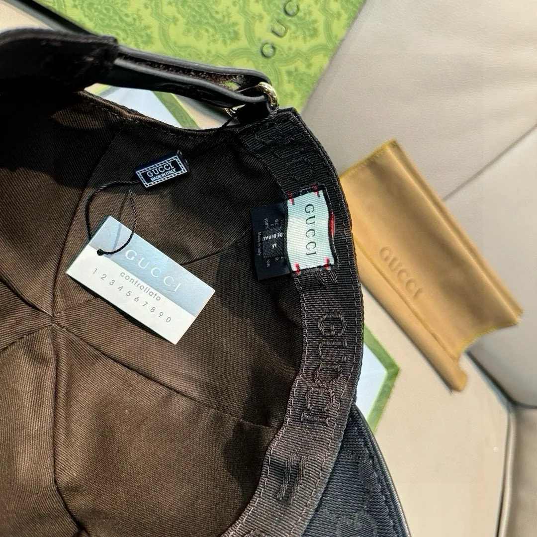 Batch 90, Gucci (Gucci) original baseball cap, bronzing double G, 1:1 mold customization, the highest version, original canvas + first layer of cowhide, pure cotton lining, light and breathable, real shot! To be the most handsome boy among the crowd, it must be you! The basic head circumference is 56cm, and the patch is adjustable.