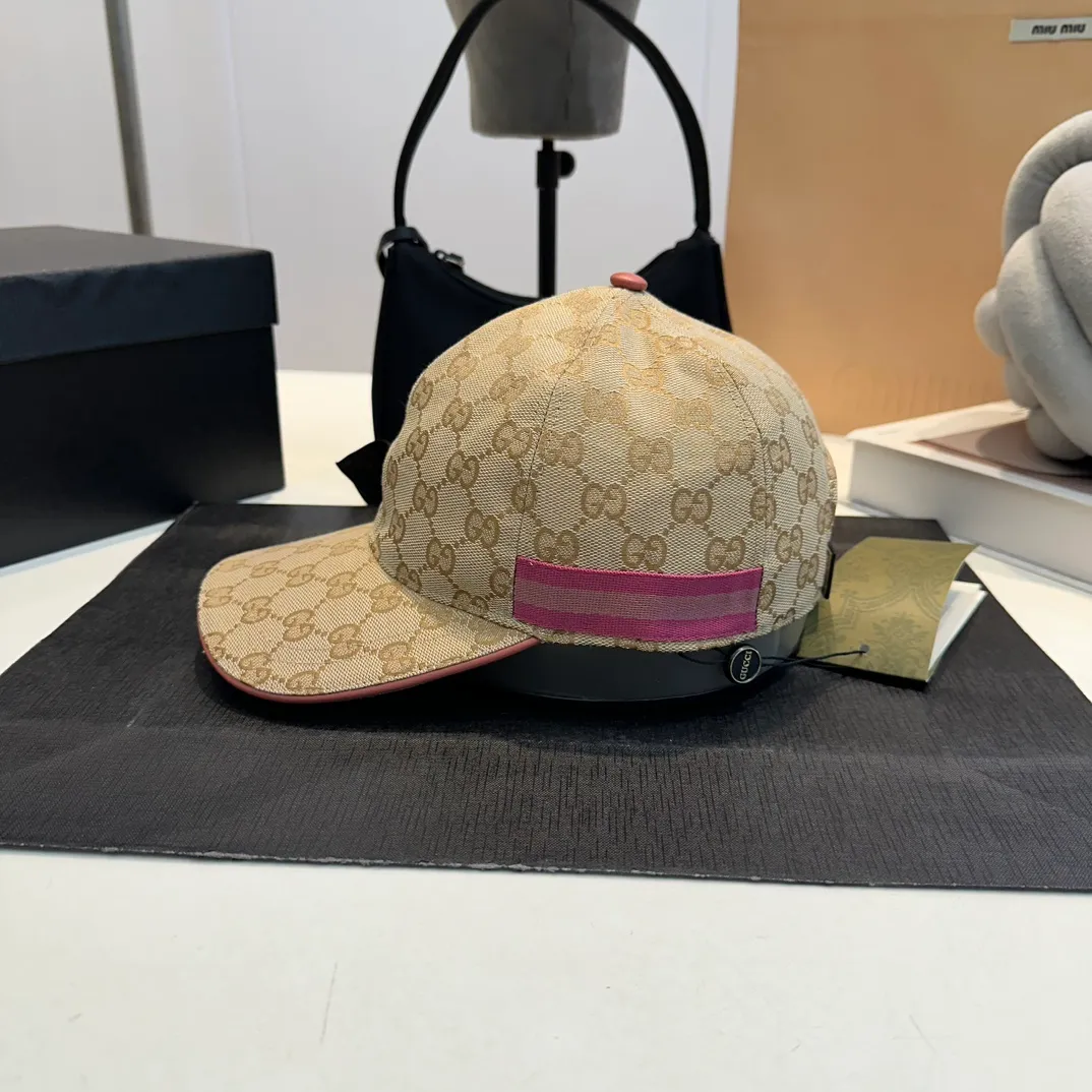 P240 GUCCI Gucci baseball cap customized fine webbing.   The craftsmanship is very exquisite, high-end and classy! Low-key luxury, easy to carry! The best-selling model in the counter, dark pattern small pair G, 1:1 mold opening and customization, waterproof fabric, pure cotton lining, light and breathable. Perfect fit, accurate alignment, each leather buckle has a different code, cow leather adjustment buckle, exclusive real shot, suitable for men and women.