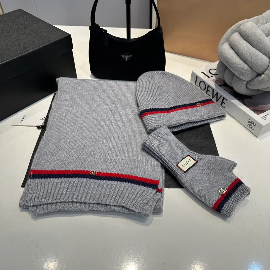 P180 (not ordinary goods in the market) GUCCI official website new wool cashmere suit series 🌟 hat + scarf + gloves official website synchronization, (same style for men and women) high quality, original fabric is very high-end, casual and versatile, simple yet elegant style, not to be missed!