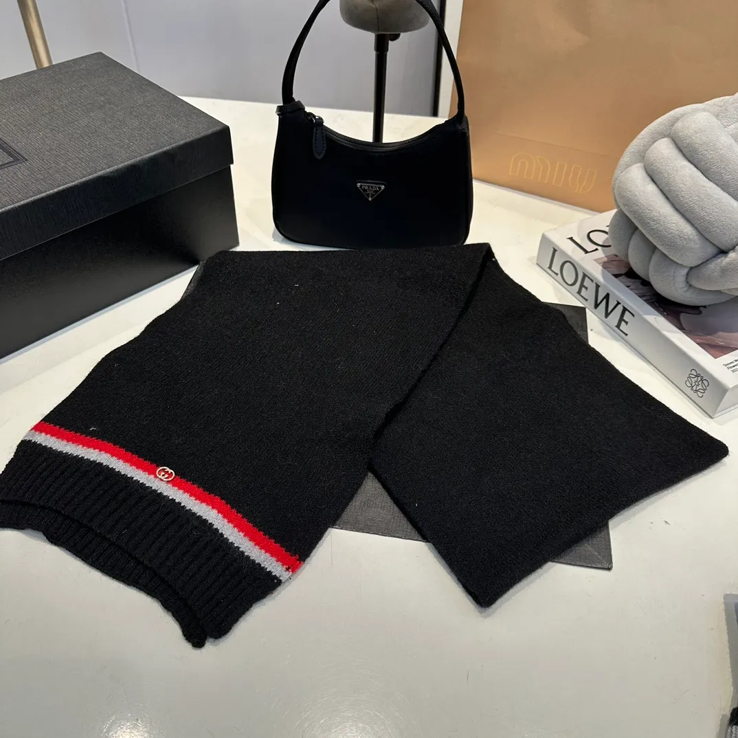 P180 (not ordinary goods in the market) GUCCI official website new wool cashmere suit series 🌟 hat + scarf + gloves official website synchronization, (same style for men and women) high quality, original fabric is very high-end, casual and versatile, simple yet elegant style, not to be missed!