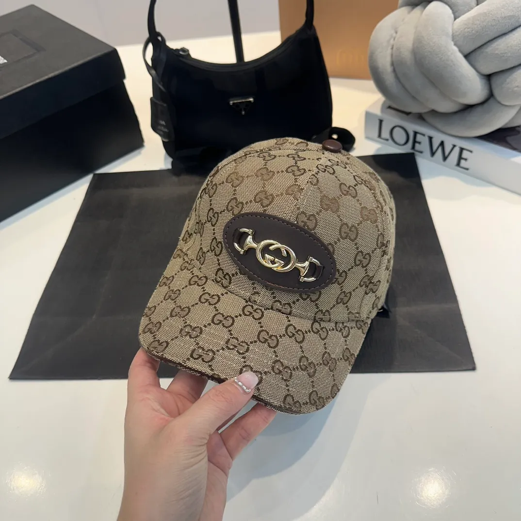 P56 Gucci Baseball Cap♥️GUCCI🧢New product from the official website, baseball cap, original quality, hot arrival 🔥🎩 The craftsmanship is very exquisite, high-end and classy! Low-key luxury, easy to carry! Running volume!