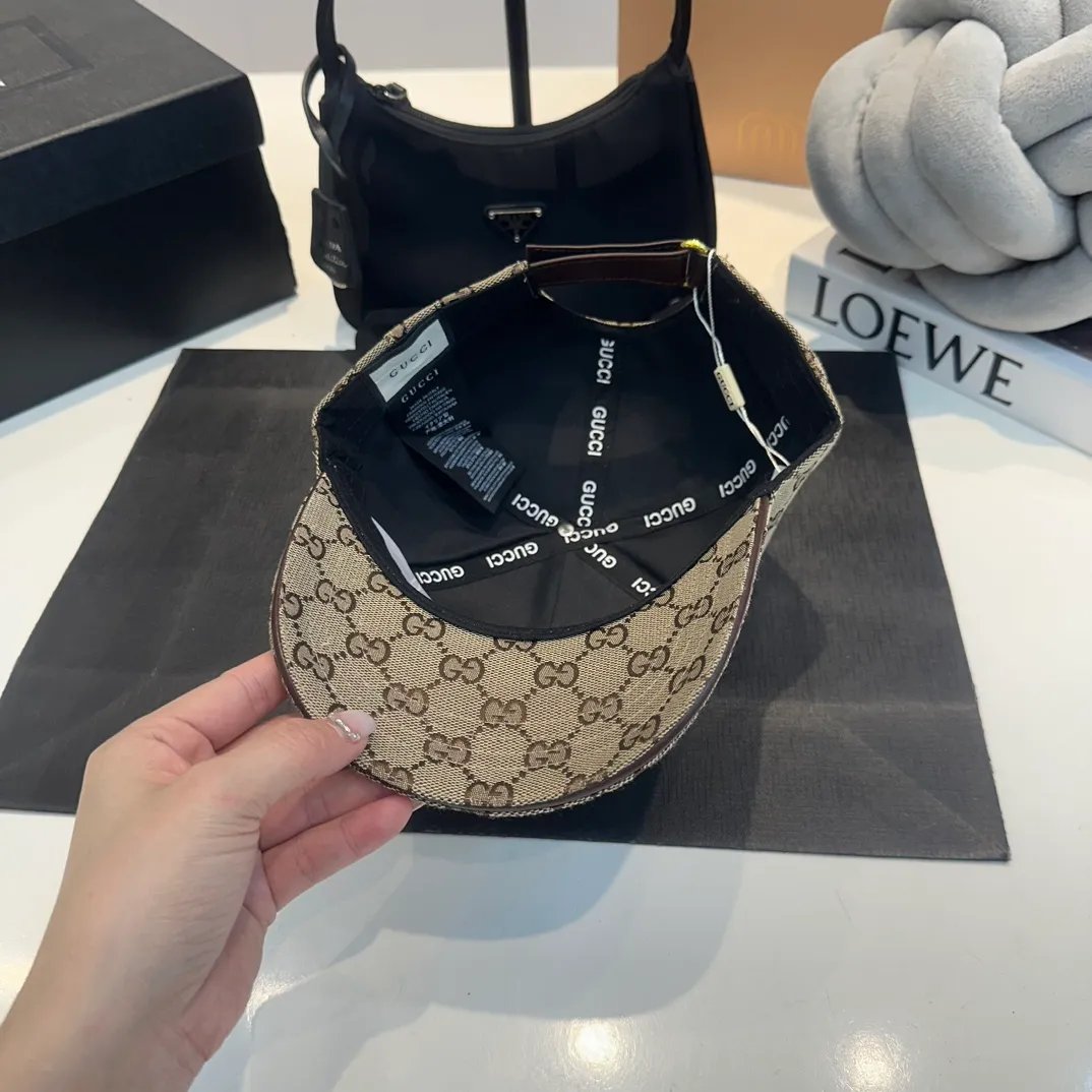 P56 Gucci Baseball Cap♥️GUCCI🧢New product from the official website, baseball cap, original quality, hot arrival 🔥🎩 The craftsmanship is very exquisite, high-end and classy! Low-key luxury, easy to carry! Running volume!