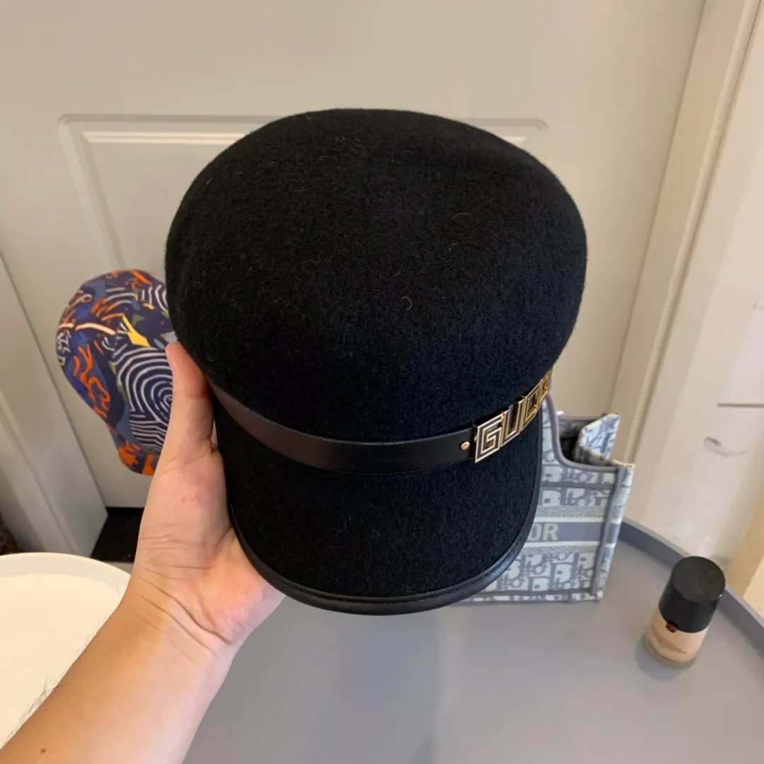 P180 Gucci wool wool military hat, simple and luxurious style, classic double G bee LOGO, leather brim, versatile style, warm and concave shape must-have item! Many Internet celebrity network anchors must join! Material: 100% wool Head circumference: 57cm