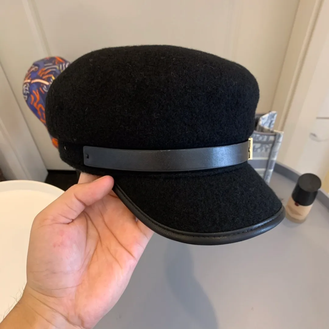 P180 Gucci wool wool military hat, simple and luxurious style, classic double G bee LOGO, leather brim, versatile style, warm and concave shape must-have item! Many Internet celebrity network anchors must join! Material: 100% wool Head circumference: 57cm