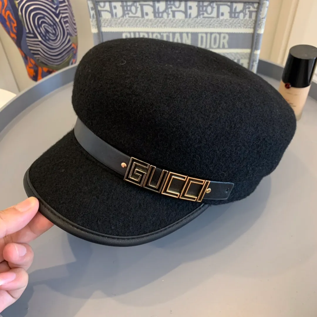 P180 Gucci wool wool military hat, simple and luxurious style, classic double G bee LOGO, leather brim, versatile style, warm and concave shape must-have item! Many Internet celebrity network anchors must join! Material: 100% wool Head circumference: 57cm