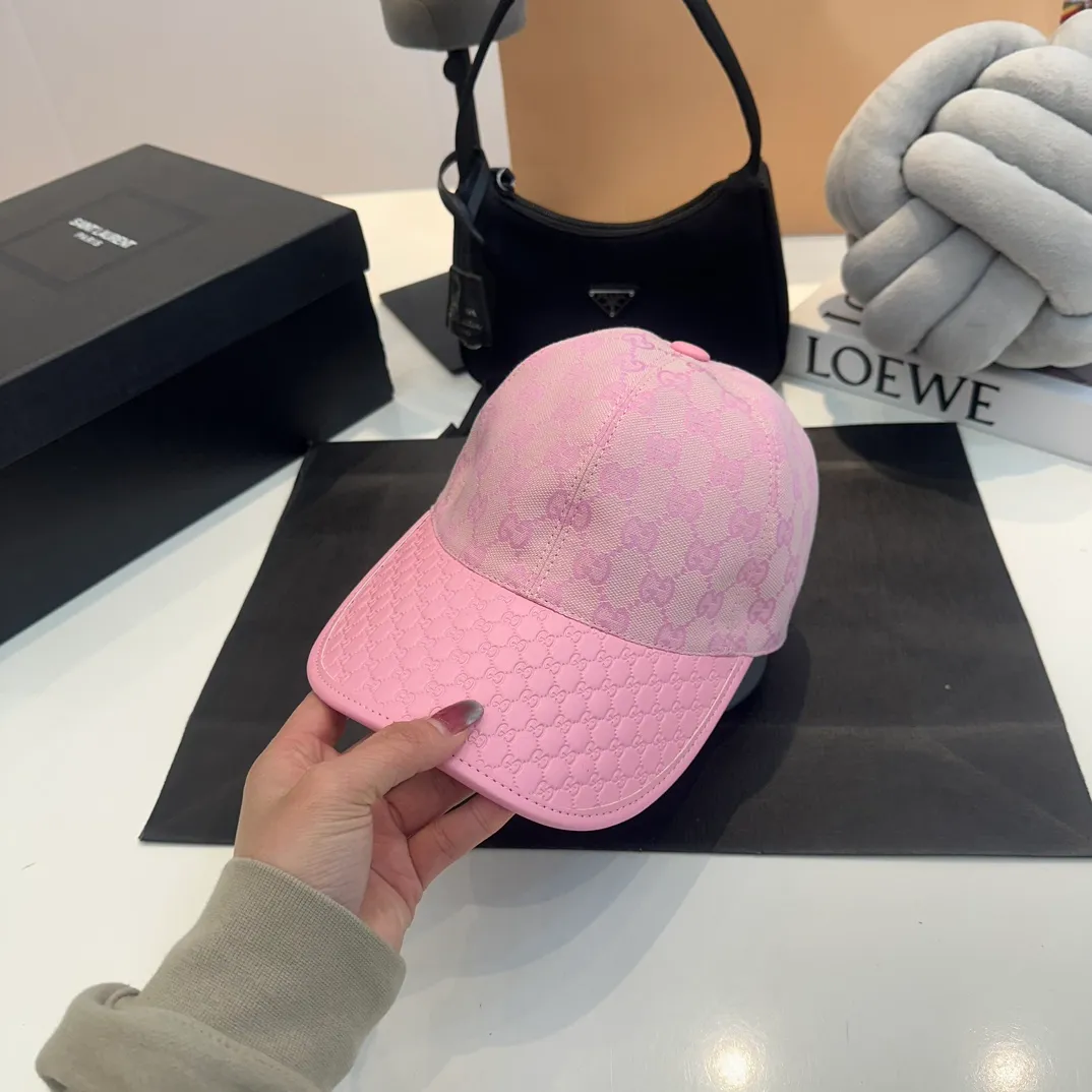 P90 Gucci (Gucci) classic original baseball cap, small double G cowhide stitching, 1:1 mold customization, excellent quality! The brim is embossed with first-layer cowhide, the quality is excellent! The basic head circumference is 56cm, the patch is adjustable, the original version is shipped in two colors from the counter, a hot seller!