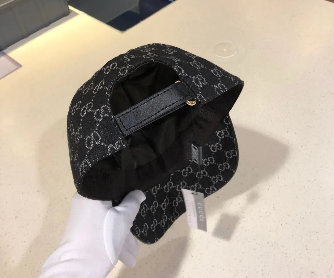 💰100 Gucci (Gucci) new original baseball cap, the latest model at the counter, 1:1 mold customization, genuine mold hardware, original canvas fabric + first-layer cowhide, original quality! The quality is great, the basic head circumference is 56cm, and the patch is adjustable.