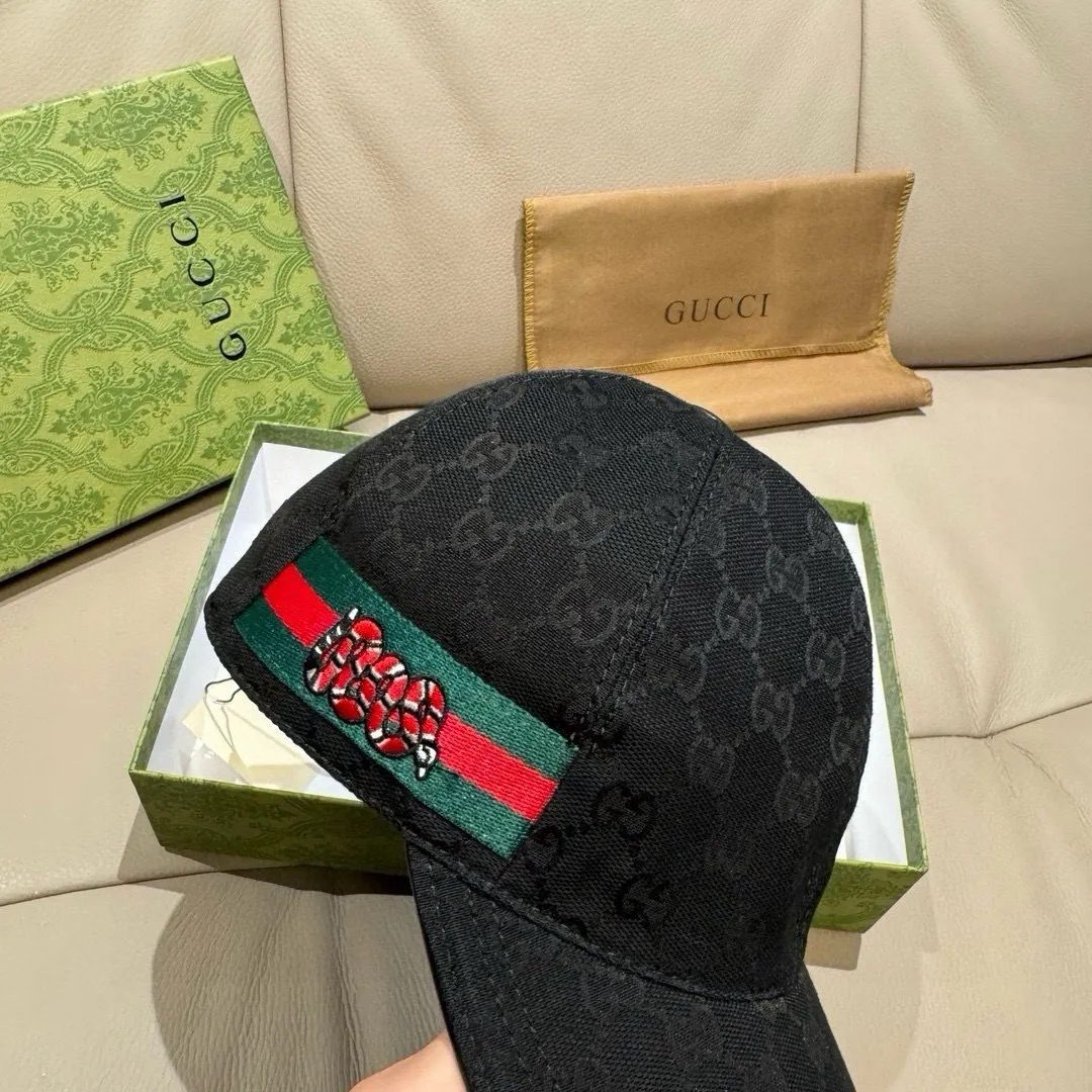 p90, Gucci's new original baseball cap, embroidered python, 1:1 mold customization, heavy embroidery, delicate and luxurious, details comparable to those at the counters, original canvas fabric + first-layer cowhide, pure cotton lining, great quality! The first choice for handsome men and beautiful women, fashionable and versatile. Basic head circumference 56, adjustable patch