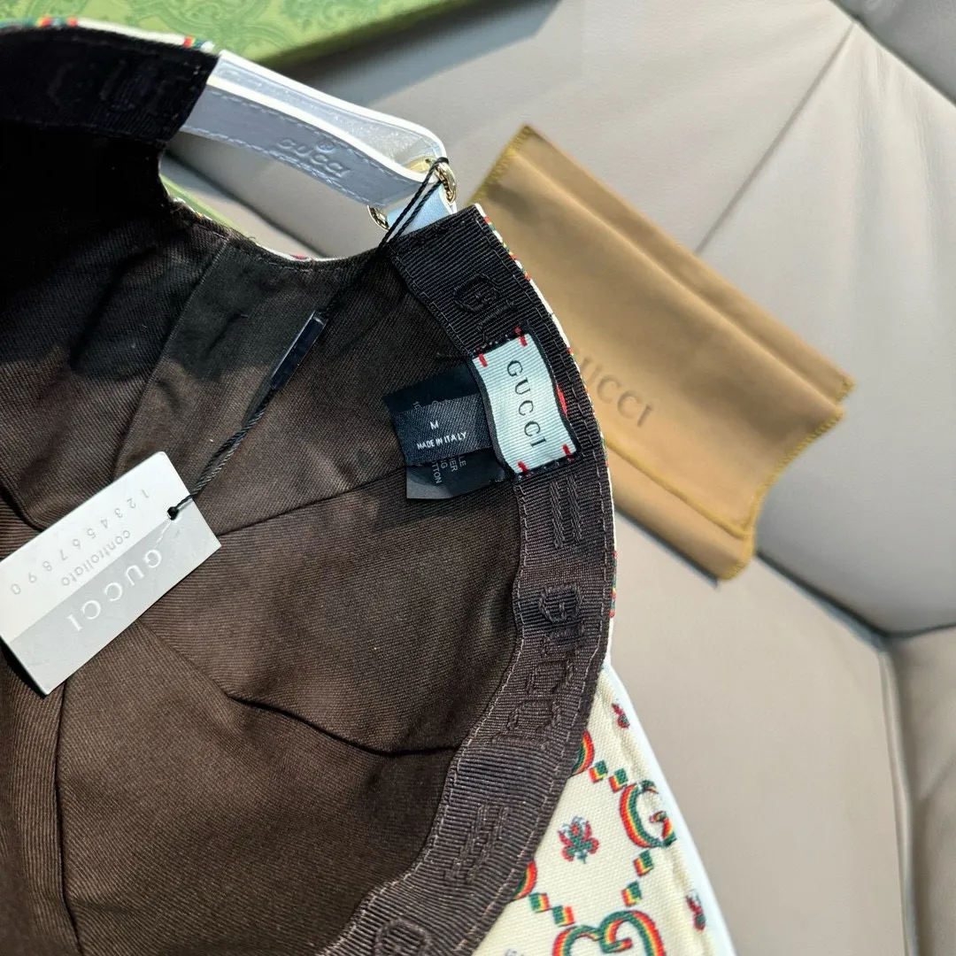 P90 new model shipped, Gucci (Gucci) new original baseball cap, double G insect print, counter 1:1, imported canvas + first layer cowhide, popular for purchasing, versatile style for men and women, great quality! The basic head circumference is 56cm, and the patch is adjustable.