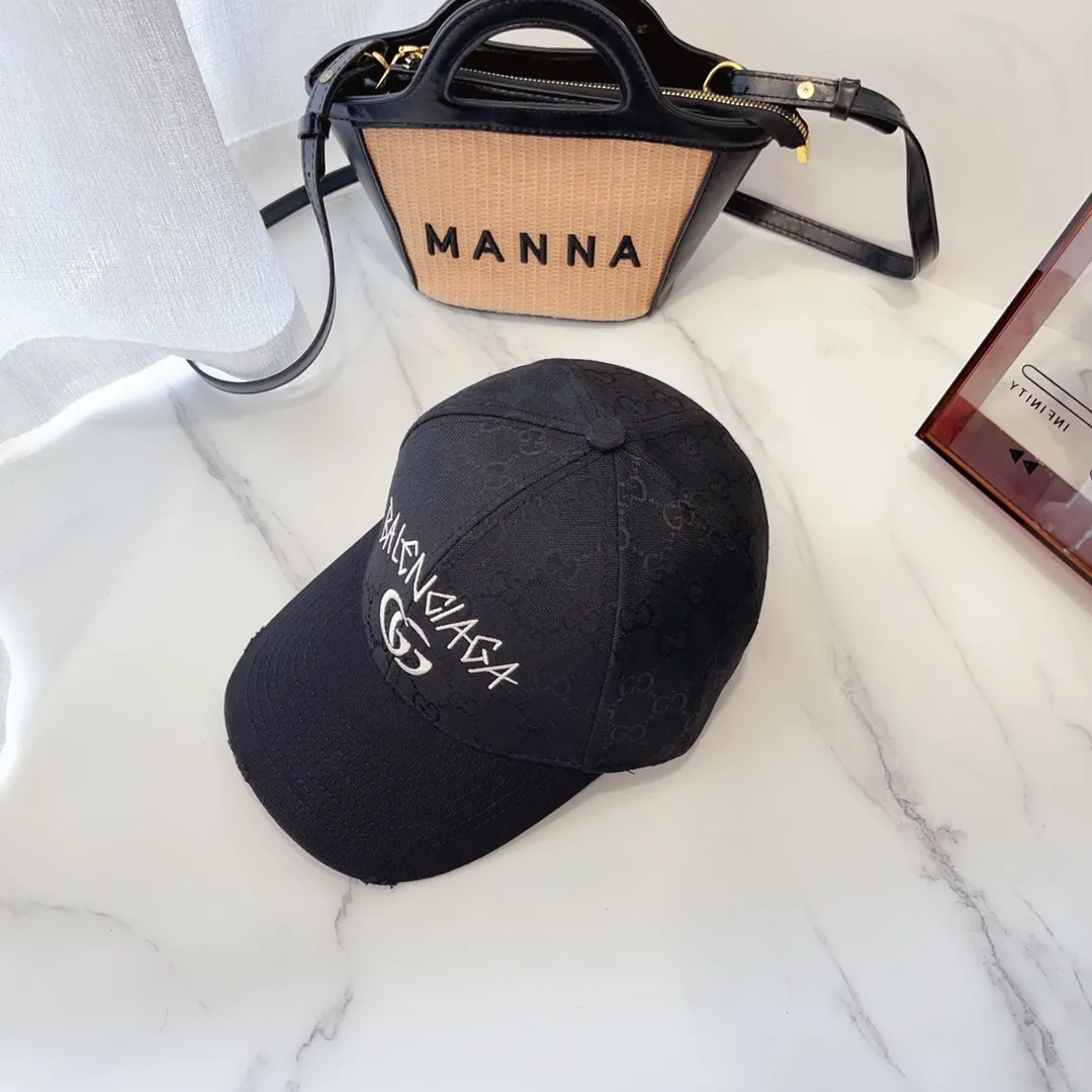 Running volume 🉐56 Gucci&Balenciaga joint baseball cap, latest joint logo, cotton fabric, comfortable and breathable, great shape! Easy to control for men and women!