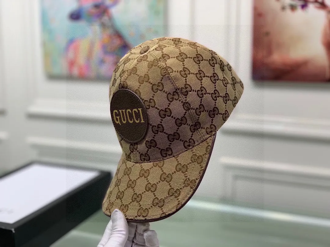 🉐100, Gucci (Gucci) new original baseball cap, the latest model at the counter, 1:1 mold customization, genuine mold opening, original canvas fabric + first layer of cowhide, original quality! The quality is great, the basic head circumference is 56cm, and the patch is adjustable.