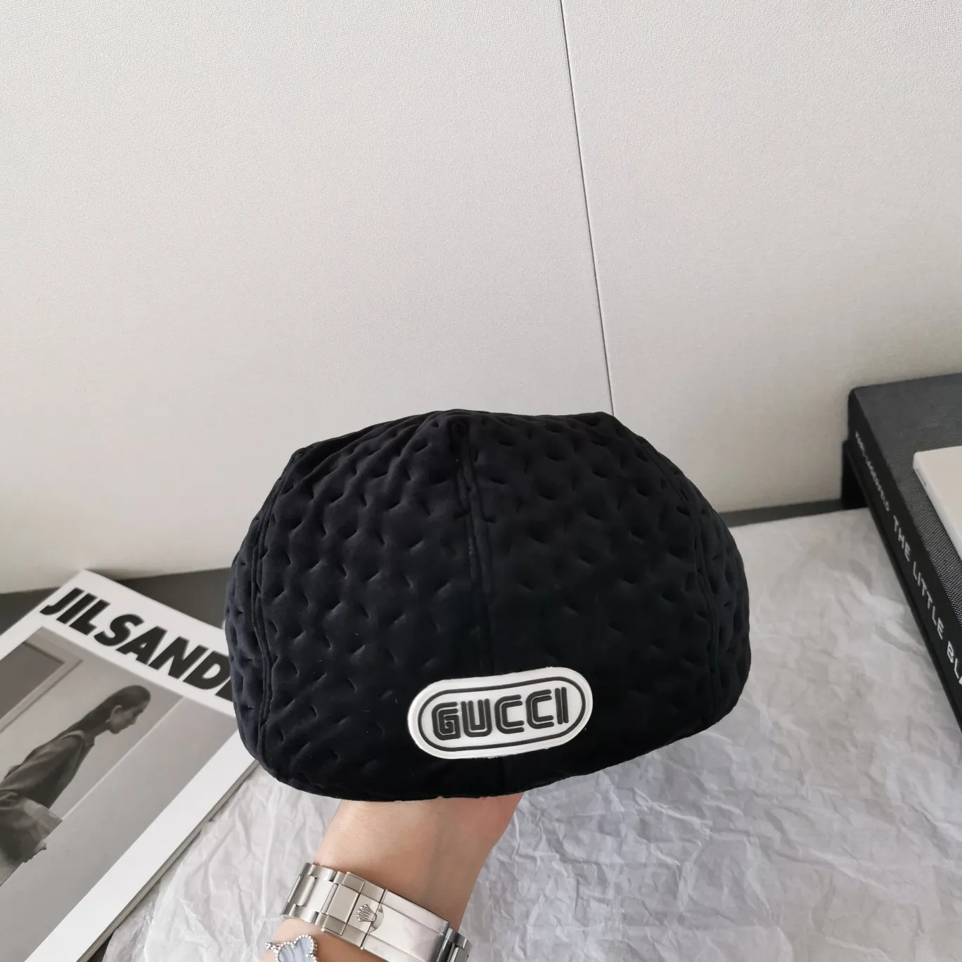 P80 Gucci progressive hat with full charm👨‍🎨 Very unique hat shape and material. Velvet fabric has been launched by major brands this year. The green pattern plaid is an instant look for cool girls hhhhh~ One hat can be worn in two ways, and this curved brim is also very flattering.