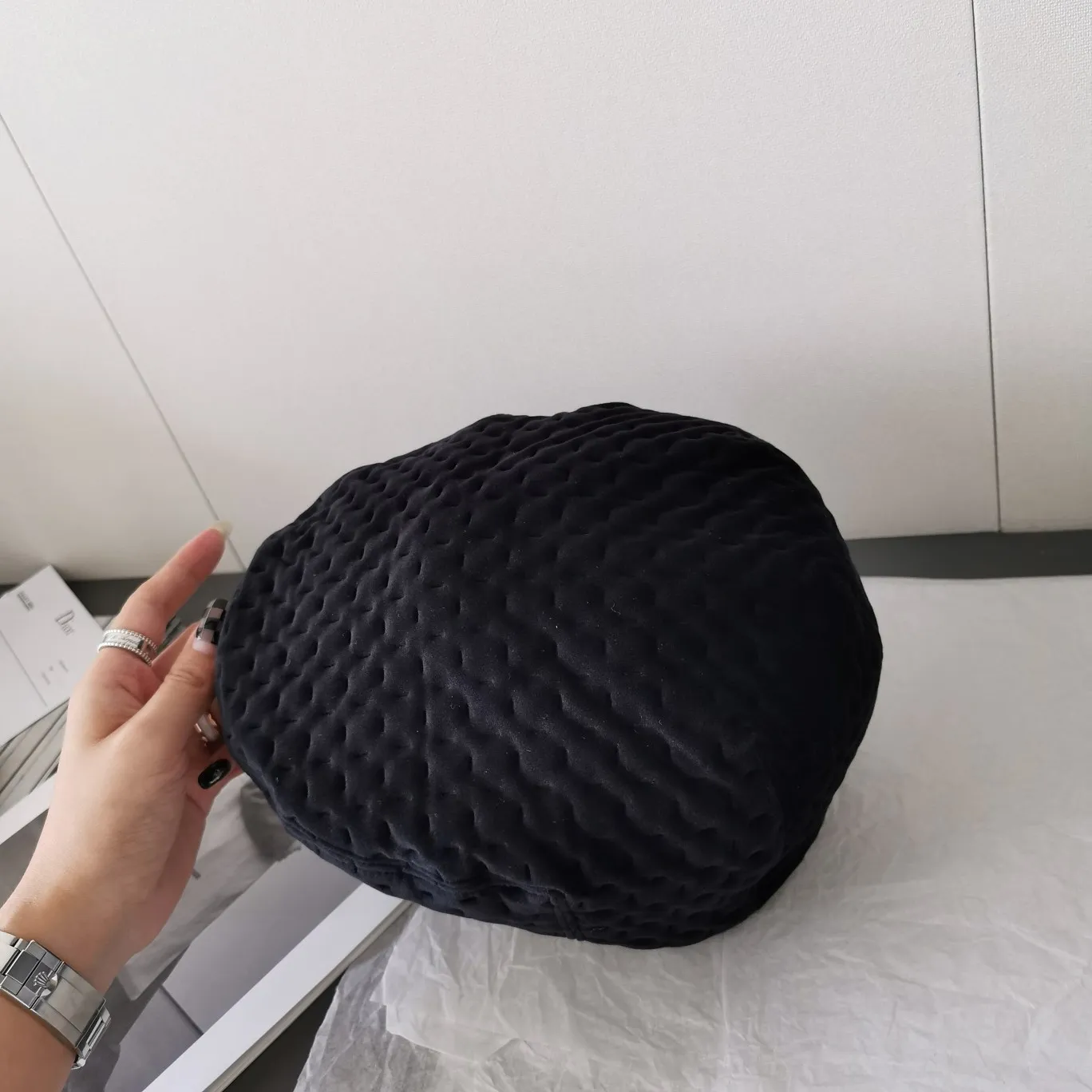 P80 Gucci progressive hat with full charm👨‍🎨 Very unique hat shape and material. Velvet fabric has been launched by major brands this year. The green pattern plaid is an instant look for cool girls hhhhh~ One hat can be worn in two ways, and this curved brim is also very flattering.