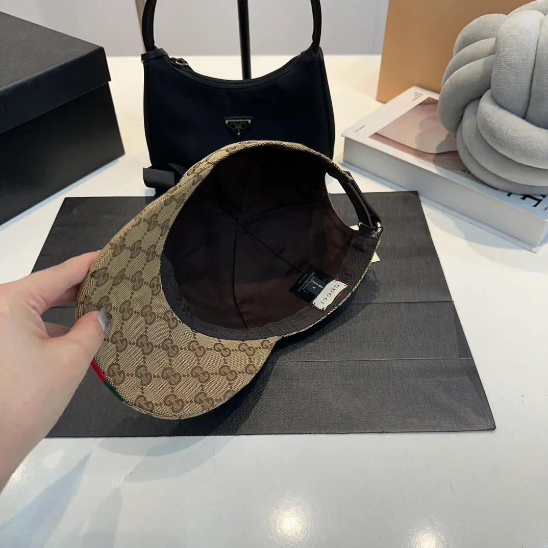 P90 Gucci (Gucci) classic original baseball cap, logo webbing counter 1:1 mold customization, the highest version, original canvas + first layer of cowhide, pure cotton lining, light and breathable! Actual shot, suitable for men and women in all seasons, basic head circumference 56cm, adjustable patches