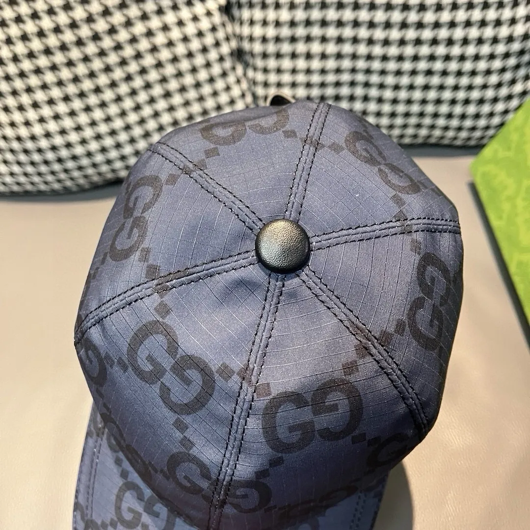P90 new model shipped from the official website, Gucci's latest original baseball cap, large double G, 1:1 mold customization at the counter, perfect alignment, original canvas fabric + first-layer cowhide, light and breathable! The basic head circumference is 56cm, and the patch is adjustable.