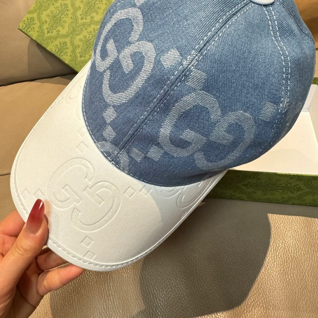 P90, Gucci (Gucci) new original baseball cap, large double G leather, best-selling model at the counter, 1:1 mold customization, original canvas fabric + first-layer cowhide, fashionable and handsome! The quality is great, the basic head circumference is 56cm, and the patch is adjustable.