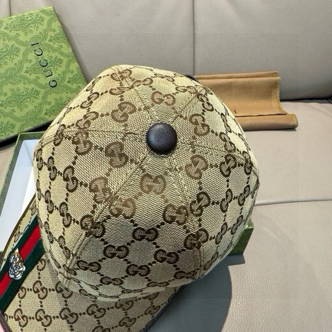 P150, Gucci's new original baseball cap, tiger head webbing, 1:1 mold customization, heavy embroidery, details comparable to those at counters, original canvas fabric + first-layer cowhide, great quality! The first choice for handsome men and beautiful women, fashionable and versatile. The basic head circumference is 56cm, and the patch is adjustable.