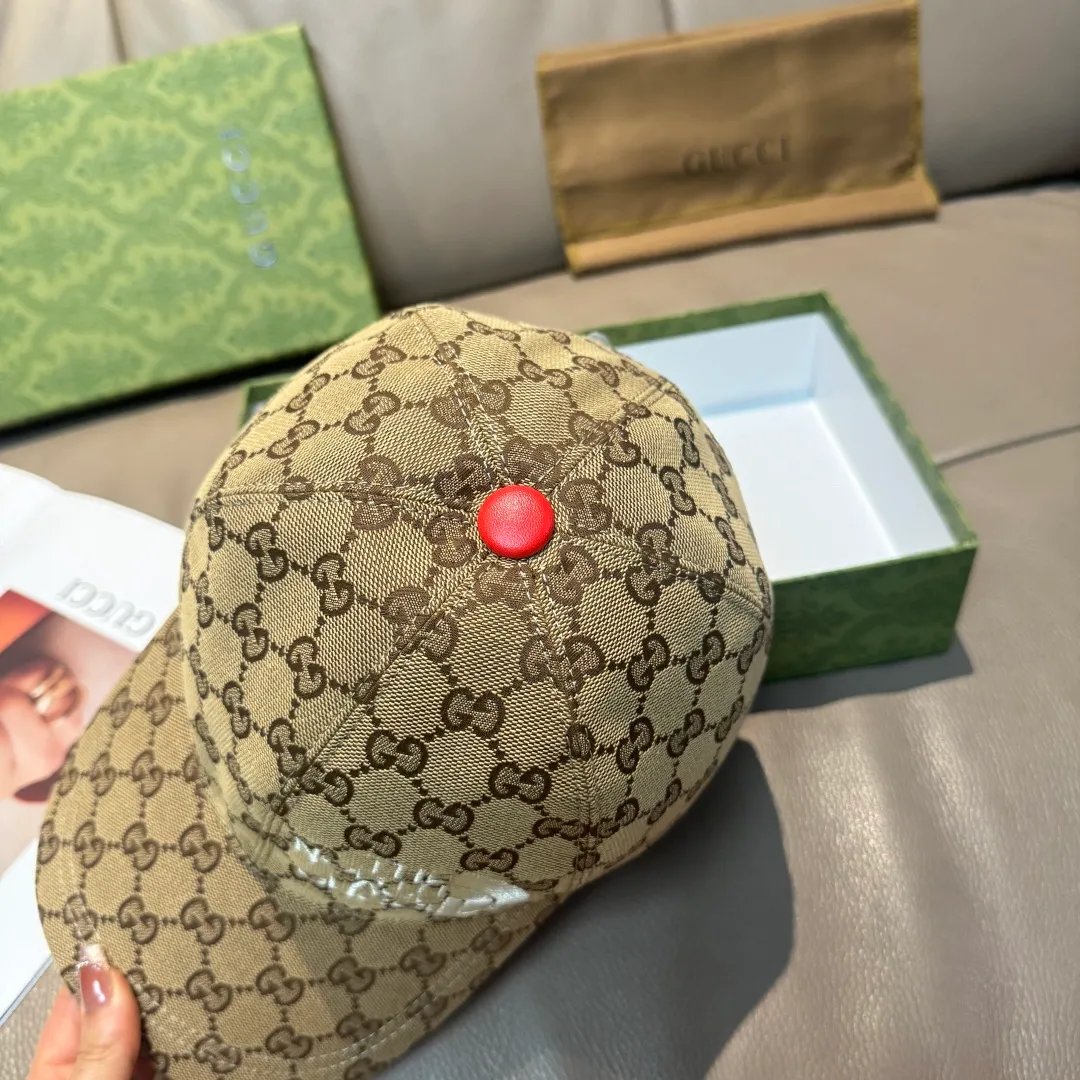 P90, Gucci's new original baseball cap, North Face embroidery! Counter 1:1, imported canvas + first-layer cowhide, popular for purchasing, versatile style for men and women, great quality! The basic head circumference is 56cm, and the patch is adjustable.
