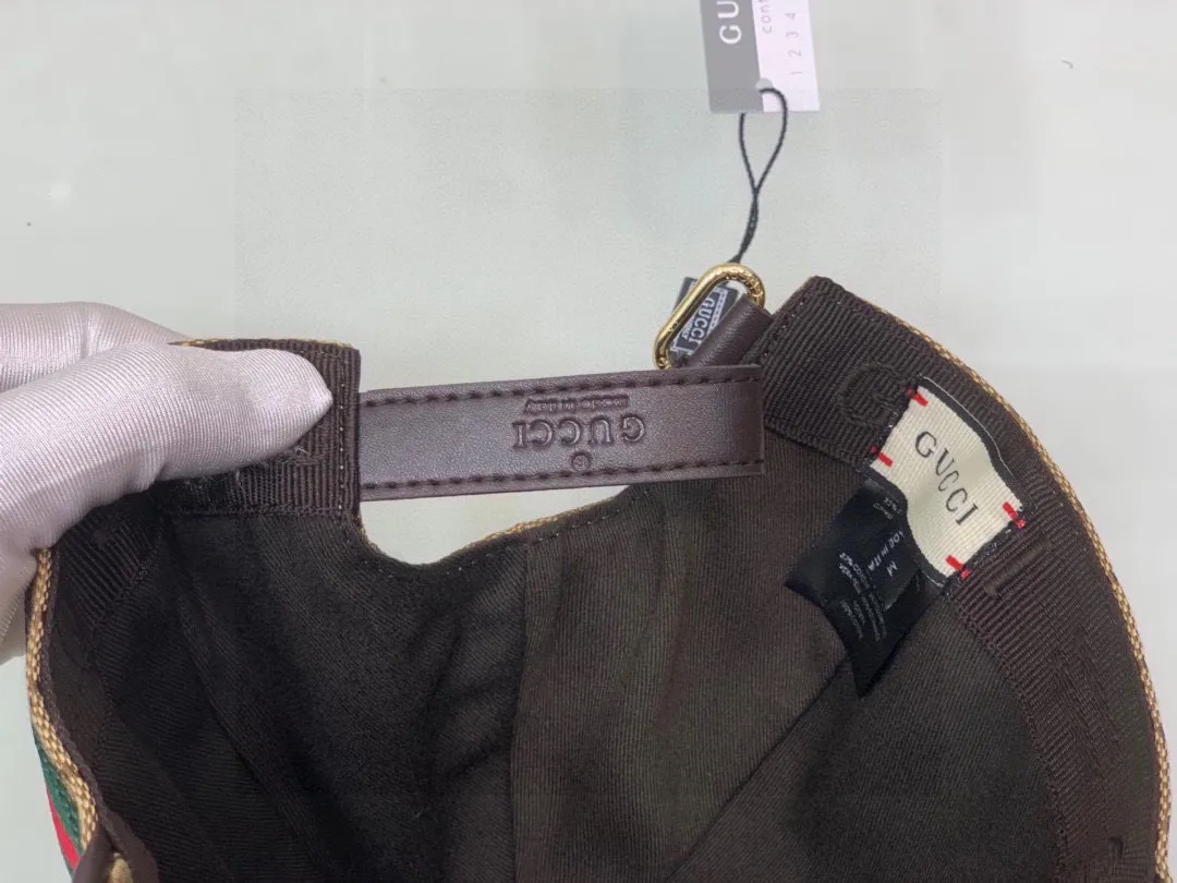 🉐️900,000-year-old classic model shipped!  , Gucci (Gucci) classic original baseball cap😍😍gucci small embroidery, 1:1 mold opening and customization at the counter, the highest version, original canvas fabric + first layer of cowhide, pure cotton lining, light and breathable! Photographed in real life, suitable for men and women in all seasons, basic head circumference 56cm, adjustable patches.
