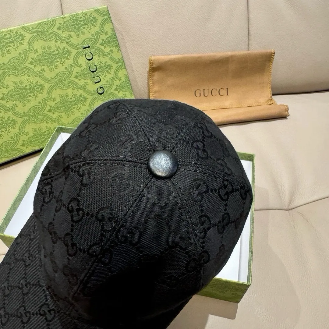 p90, Gucci (Gucci) classic original baseball cap, five-star webbing, 1:1 mold customization, original canvas + first-layer cowhide, popular purchasing agent, versatile style for men and women, great quality! The basic head circumference is 56cm, and the patch is adjustable.