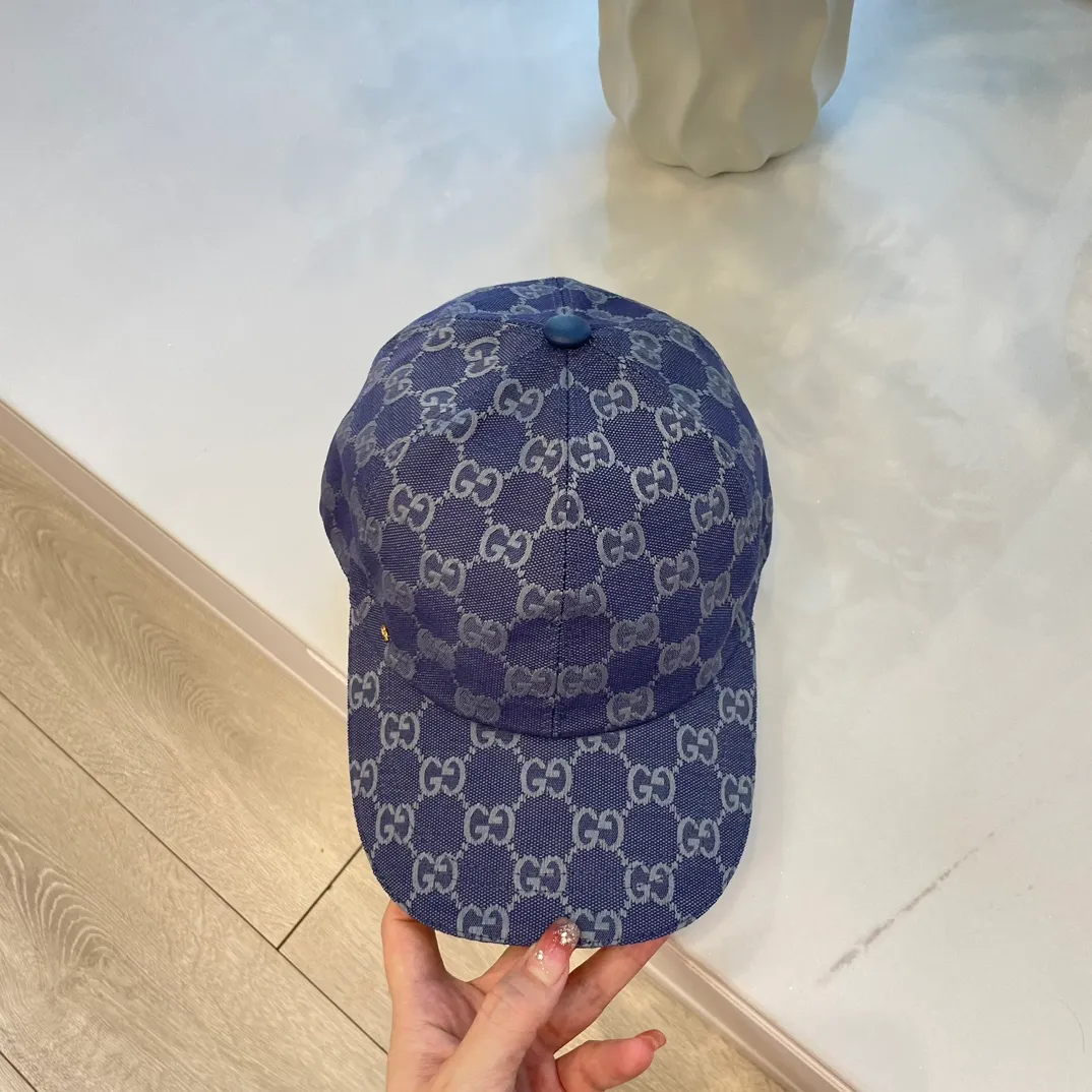 If you want a lower version, the P90 Gucci Gucci baseball cap, this fashionable item decorated with the brand logo, shines. Crafted from the brand's recognizable gg canvas, this baseball cap is enhanced by tonal leather details and an adjustable buckle.