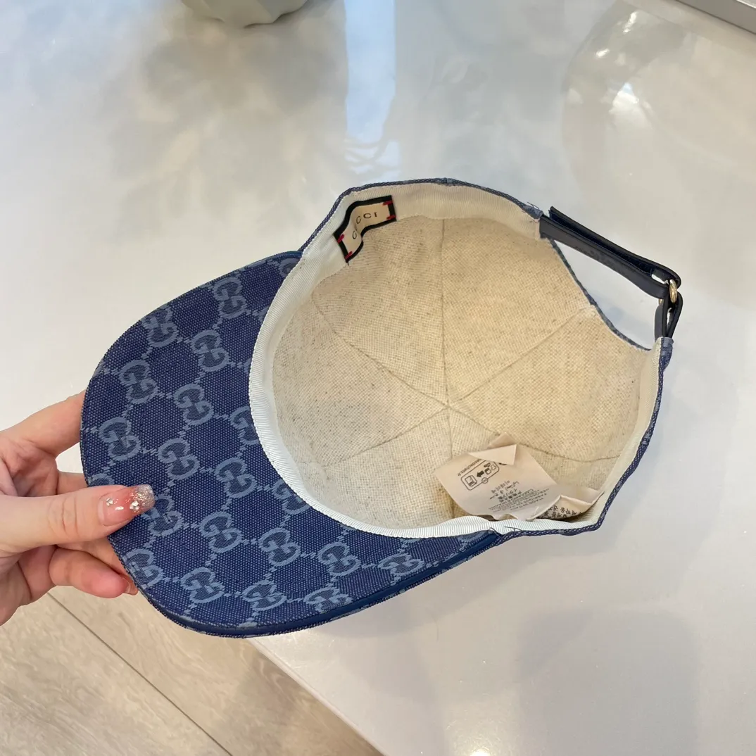 If you want a lower version, the P90 Gucci Gucci baseball cap, this fashionable item decorated with the brand logo, shines. Crafted from the brand's recognizable gg canvas, this baseball cap is enhanced by tonal leather details and an adjustable buckle.