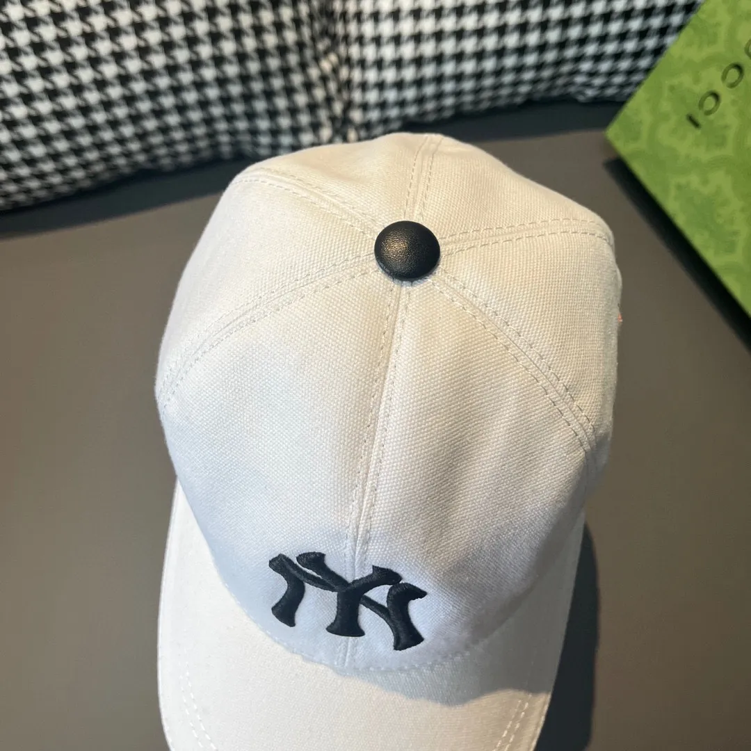 P90, NY&Gucci (Gucci) cooperation model, the latest original baseball cap, 1:1 mold customization, heavy embroidery, details comparable to counters, original canvas fabric + first-layer cowhide, excellent quality! The first choice for handsome men and beautiful women, fashionable and versatile. The basic head circumference is 56cm, and the patch is adjustable. Black and white two colors