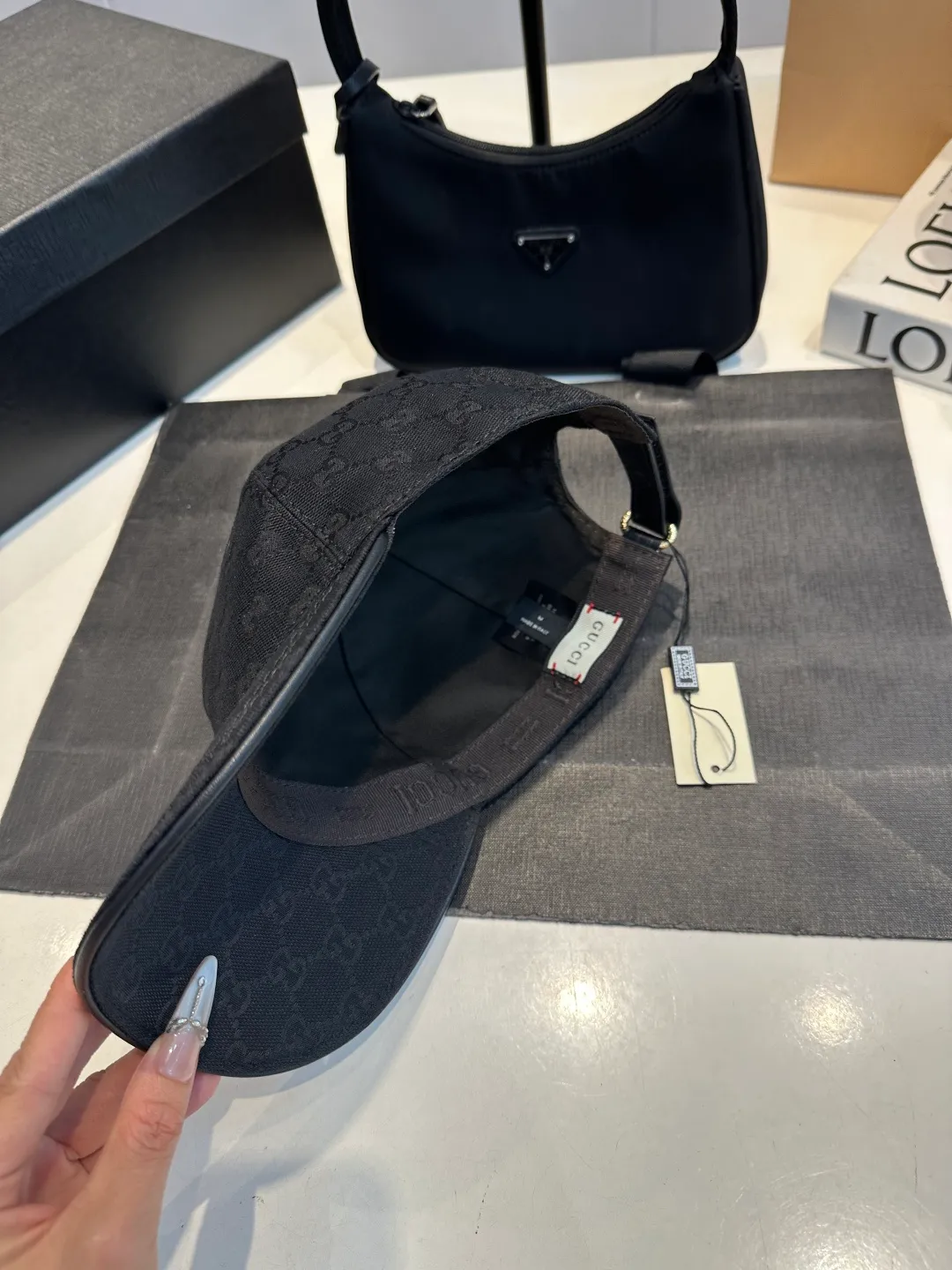 P90 Gucci (Gucci) new original baseball cap, metal small double G, the latest model at the counter, 1:1 mold opening and customization, genuine mold opening hardware, original canvas fabric + first layer of cowhide, original quality! The quality is great, the basic head circumference is 56cm, and the patch is adjustable.