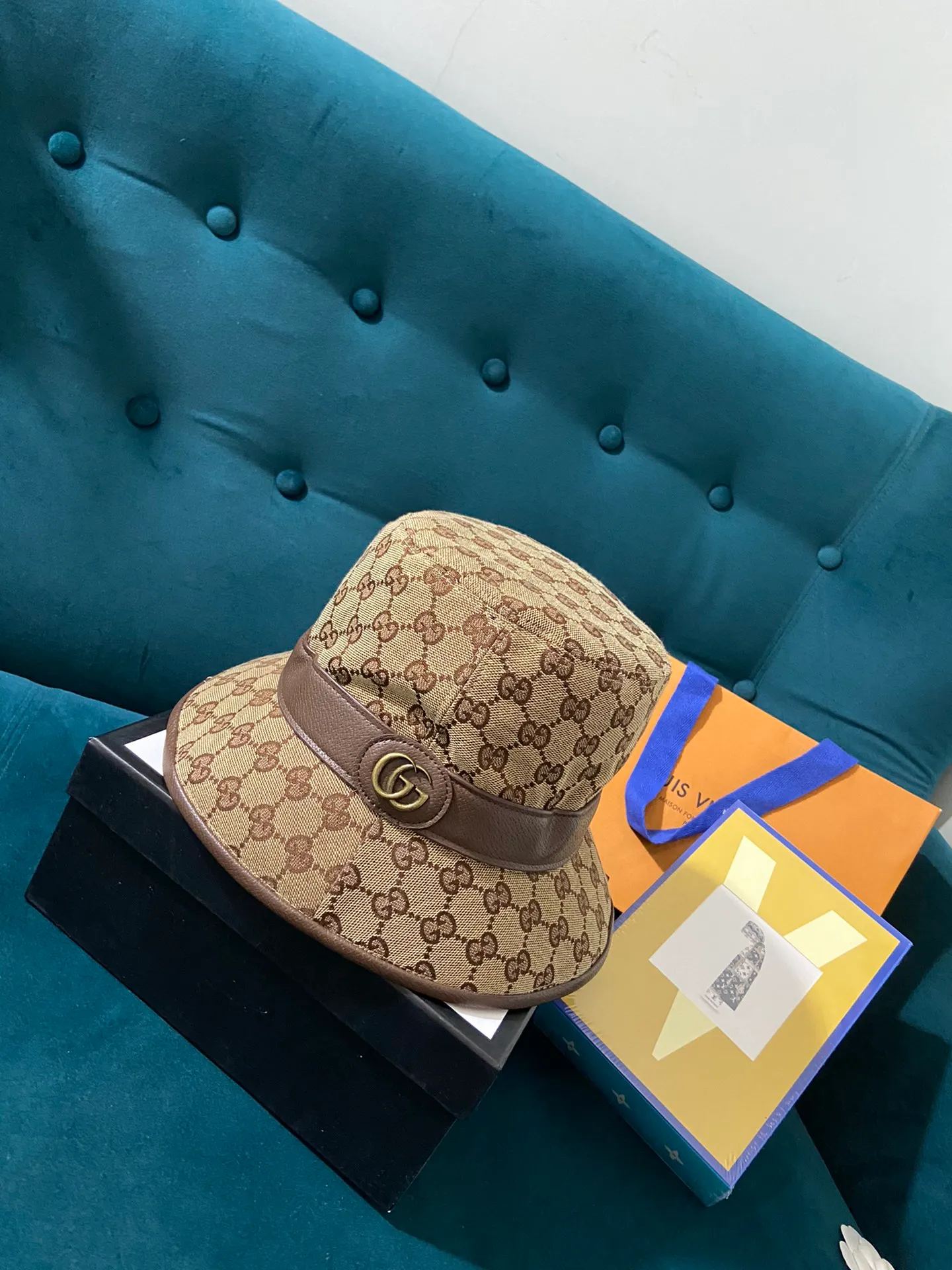 P110 Original pair of Gucci 〰️Classic fisherman hat, hot style, 1:1 mold customization at the counter, original fabric, original hat shape➕first-layer cowhide, classic logo 🛹Comfortable and handsome. Trendy men and women👨‍🏭🉑️couples🉑️best friends🌟