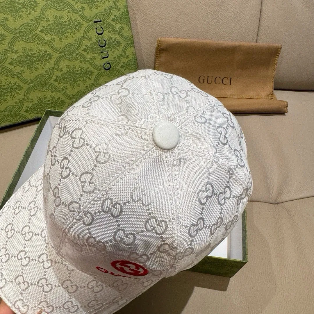 P900,000 classic model shipped! , Gucci (Gucci) classic original baseball cap😍😍gucci small embroidery, 1:1 mold opening and customization at the counter, the highest version, original canvas fabric + first layer of cowhide, pure cotton lining, light and breathable! Photographed in real life, suitable for men and women in all seasons, basic head circumference 56cm, adjustable patches.