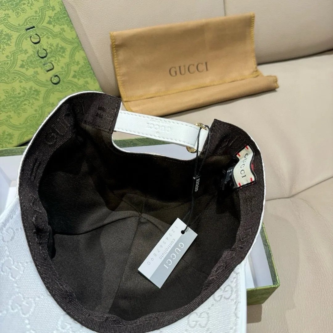 P900,000 classic model shipped! , Gucci (Gucci) classic original baseball cap😍😍gucci small embroidery, 1:1 mold opening and customization at the counter, the highest version, original canvas fabric + first layer of cowhide, pure cotton lining, light and breathable! Photographed in real life, suitable for men and women in all seasons, basic head circumference 56cm, adjustable patches.