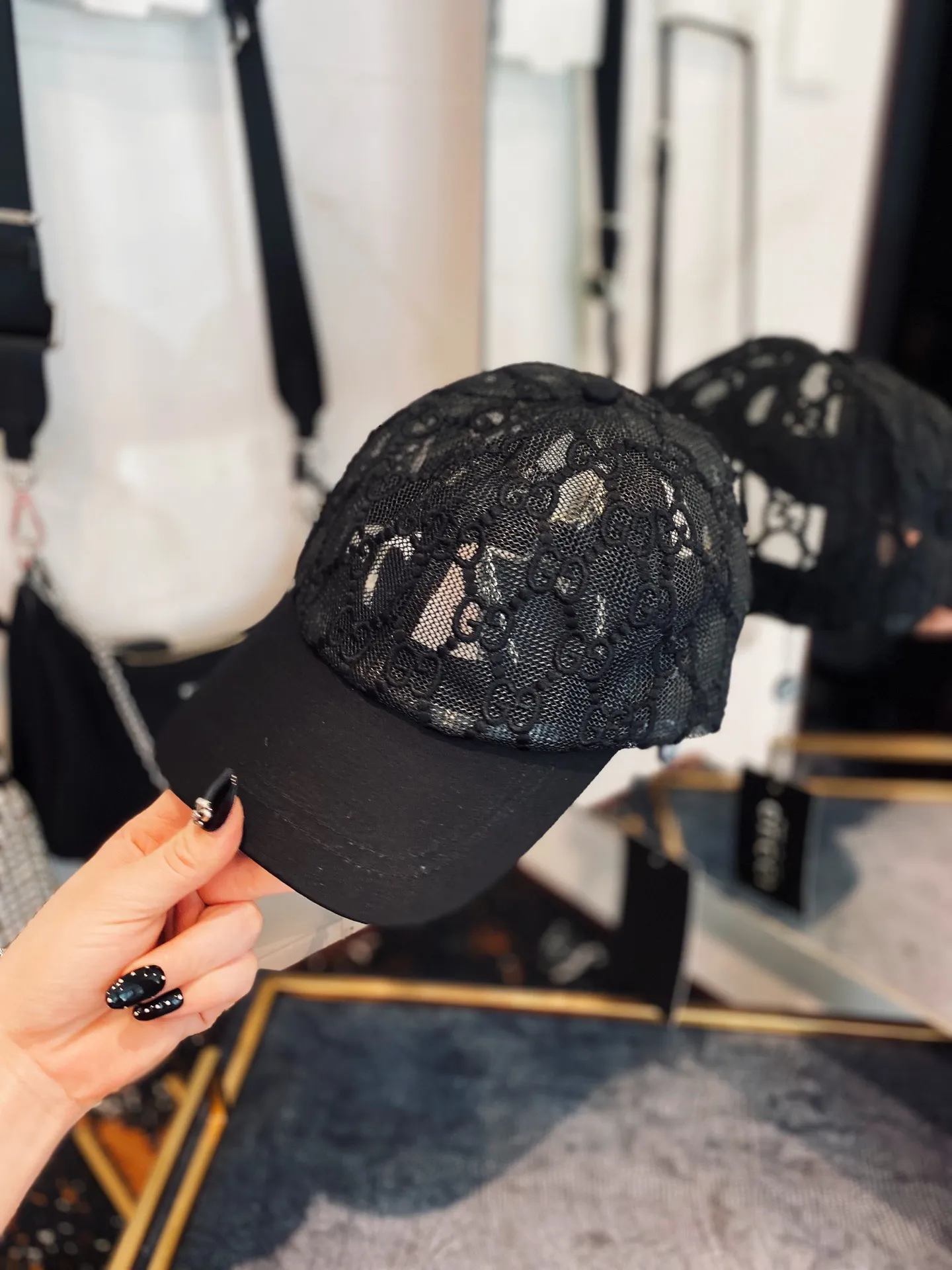 Batch 70 GUCCI lace stitching hollow baseball cap is the most popular recently, the embroidery texture is very good, and the lace is very feminine! Head circumference: 56-58 Velcro adjustment