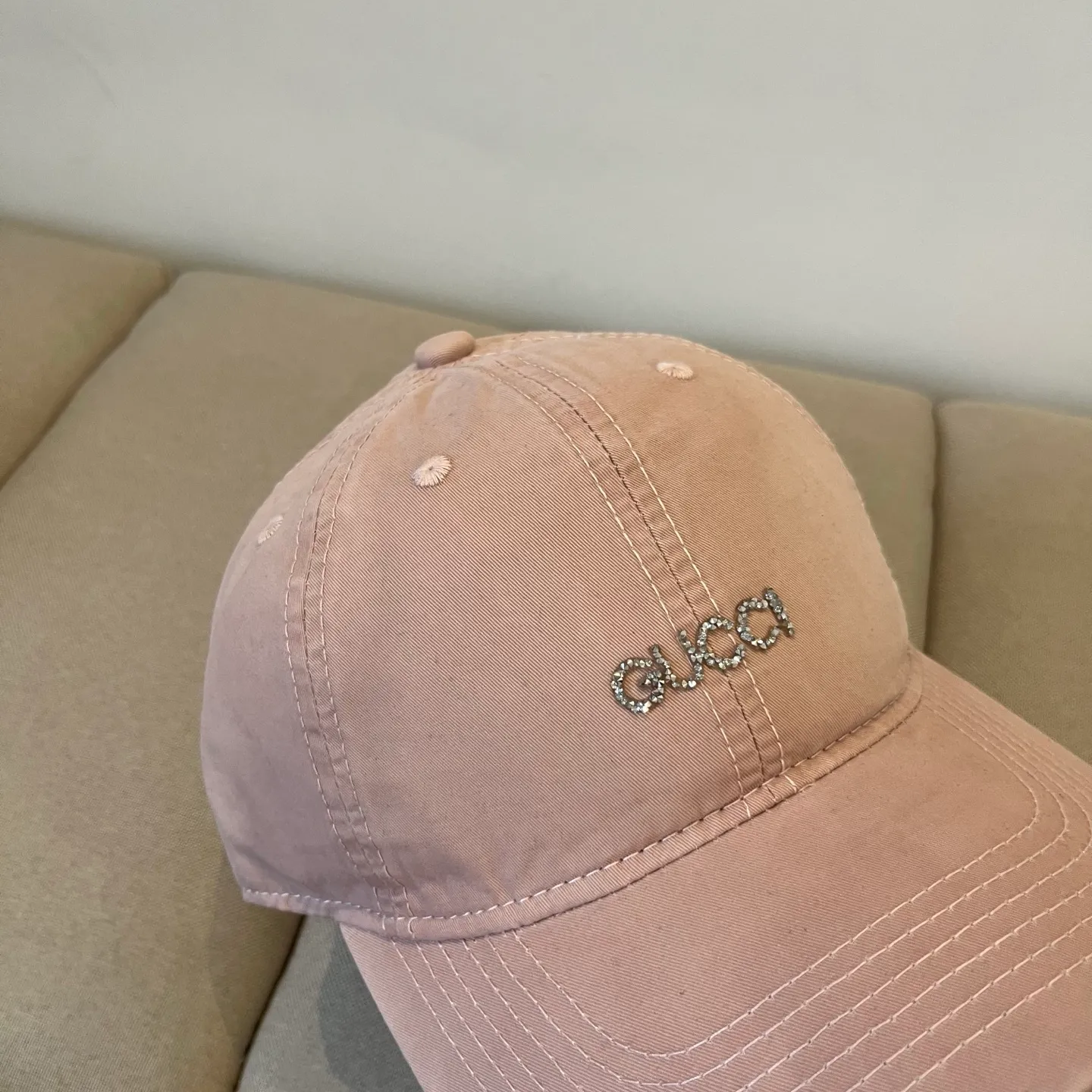 P60 Gucci Baseball Cap♥️GUCCI🧢New product from the official website, baseball cap, original quality, very popular 🔥🎩 The craftsmanship is very exquisite, high-end and classy! Low-key luxury, easy to carry! Running volume!