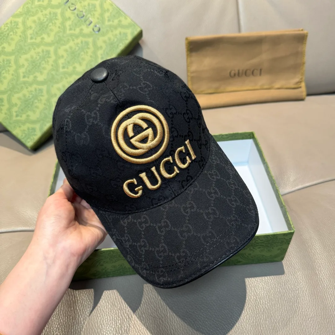 P90, Gucci (Gucci) new original baseball cap, large GUCCI embroidery, 1:1 mold customization, heavy embroidery, details comparable to counters, original canvas fabric + first-layer cowhide, excellent quality! The first choice for handsome men and beautiful women, fashionable and versatile. The basic head circumference is 56cm, and the patch is adjustable.