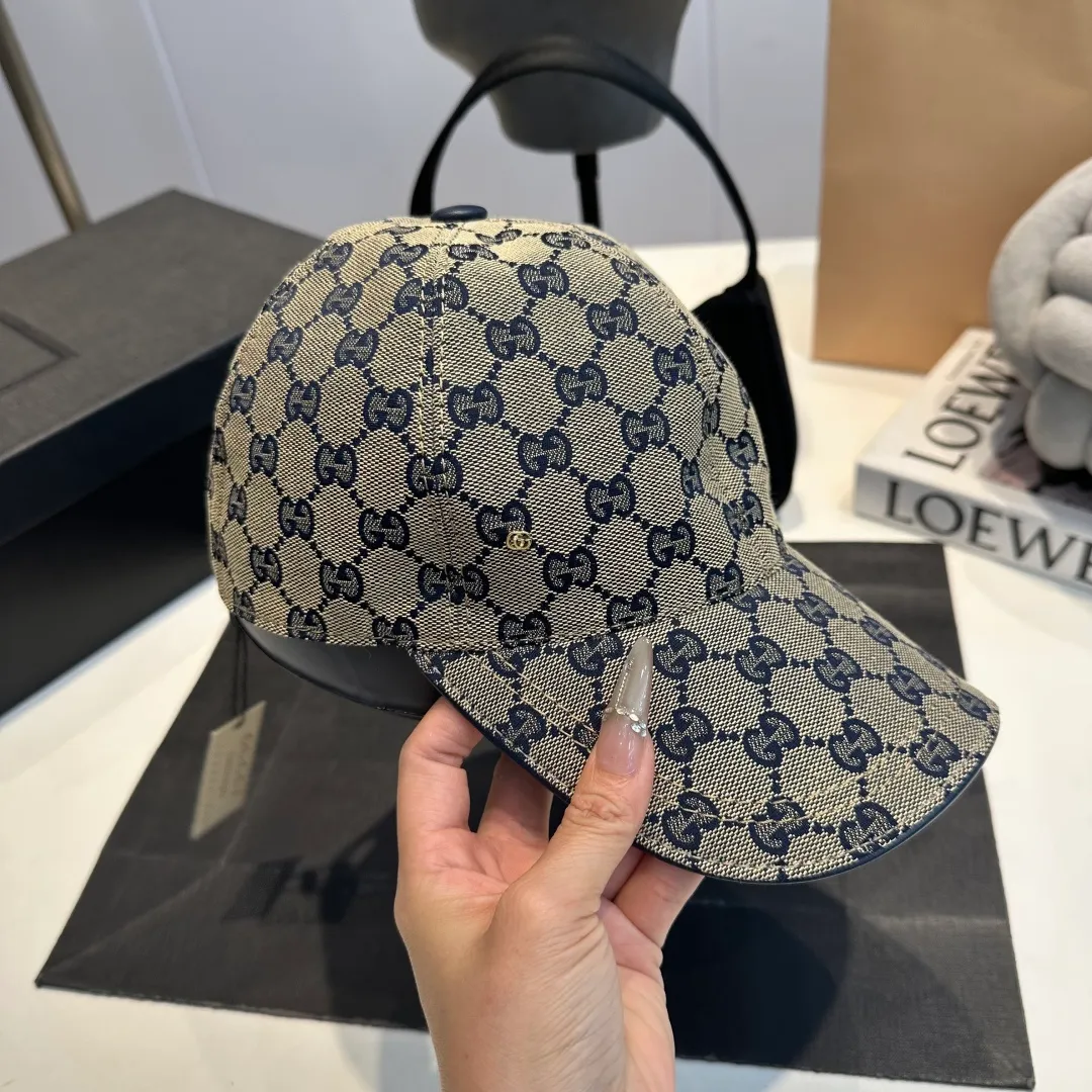 P90 Gucci (Gucci) new original baseball cap, metal small double G, the latest model at the counter, 1:1 mold opening and customization, genuine mold opening hardware, original canvas fabric + first layer of cowhide, original quality! The quality is great, the basic head circumference is 56cm, and the patch is adjustable.