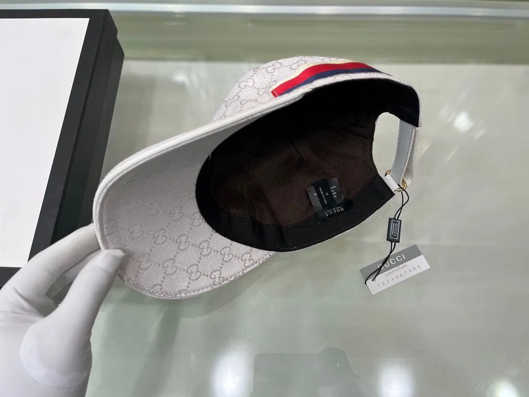 🉐90, Gucci (Gucci) classic original baseball cap, small white hat. 1:1 mold opening and customization at the counter, the highest version, original canvas fabric + first-layer cowhide, light and breathable! Photographed in real life, suitable for men and women in all seasons, basic head circumference 56cm, adjustable patches.