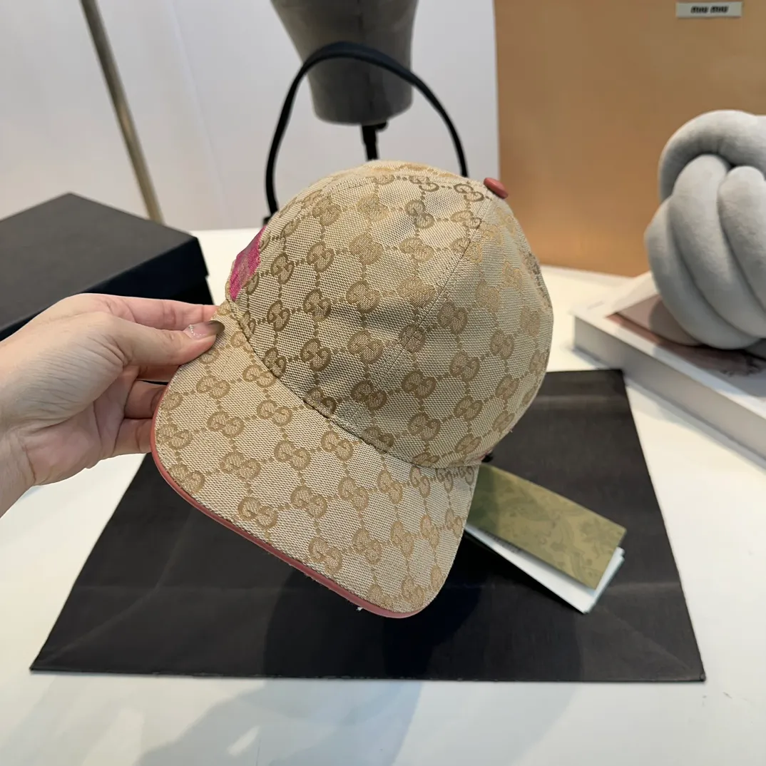 P240 GUCCI Gucci baseball cap customized fine webbing.   The craftsmanship is very exquisite, high-end and classy! Low-key luxury, easy to carry! The best-selling model in the counter, dark pattern small pair G, 1:1 mold opening and customization, waterproof fabric, pure cotton lining, light and breathable. Perfect fit, accurate alignment, each leather buckle has a different code, cow leather adjustment buckle, exclusive real shot, suitable for men and women.