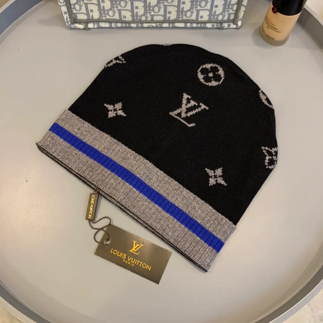 P80 LV autumn and winter style, a knitted beanie with a logo recommended by internet celebrity fashion bloggers, with a textured leather label and embroidered logo, a knitted beanie with a super soft and comfortable feel and excellent elasticity! Fashionable street style, material: 100% cotton Head circumference: 55-58cm