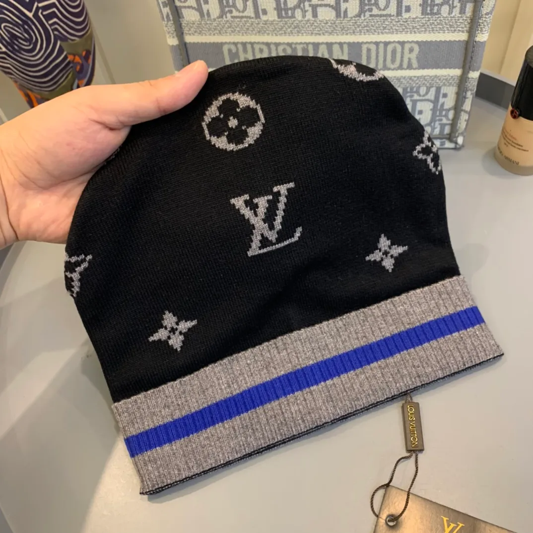 P80 LV autumn and winter style, a knitted beanie with a logo recommended by internet celebrity fashion bloggers, with a textured leather label and embroidered logo, a knitted beanie with a super soft and comfortable feel and excellent elasticity! Fashionable street style, material: 100% cotton Head circumference: 55-58cm