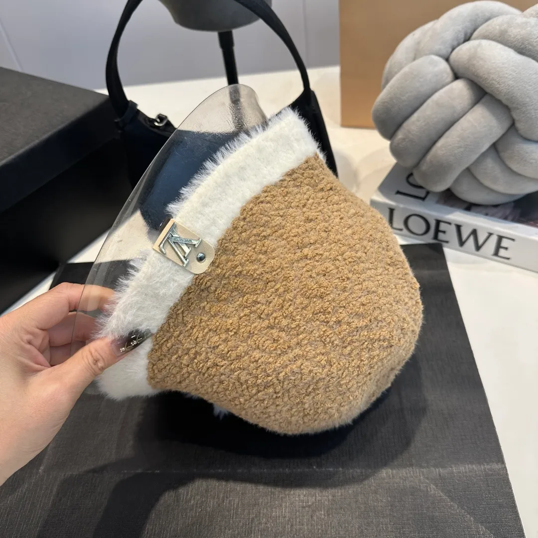 P70 LV Louis Vuitton new rabbit fur hat! High-end color series, the latest fisherman hat for autumn and winter ✨ Super elegant rabbit fur hat, white moonlight white🤍 🧊It is a perfect match in winter, the texture is invincible!