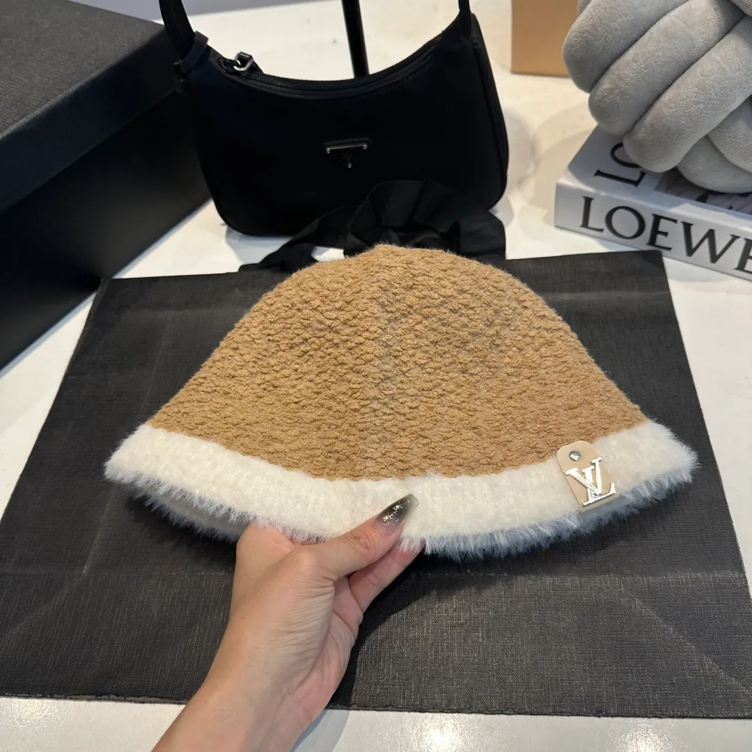 P70 LV Louis Vuitton new rabbit fur hat! High-end color series, the latest fisherman hat for autumn and winter ✨ Super elegant rabbit fur hat, white moonlight white🤍 🧊It is a perfect match in winter, the texture is invincible!
