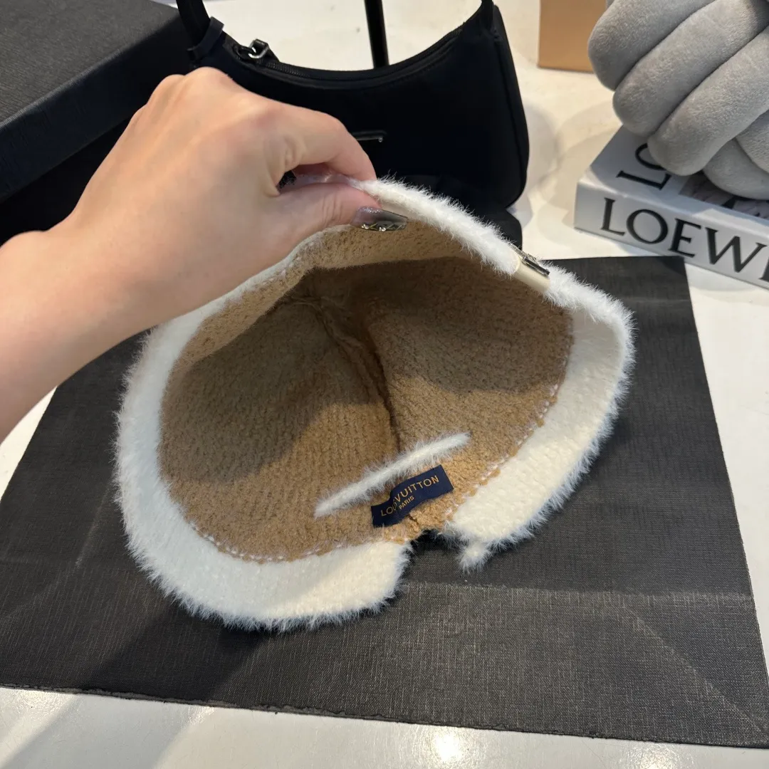 P70 LV Louis Vuitton new rabbit fur hat! High-end color series, the latest fisherman hat for autumn and winter ✨ Super elegant rabbit fur hat, white moonlight white🤍 🧊It is a perfect match in winter, the texture is invincible!