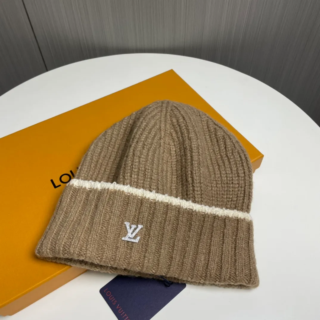 P66 🔥Lv Louis Vuitton's new autumn and winter knitted beanie, very versatile, unisex. Dear friends, you can see the details, the workmanship is neat, breathable and comfortable, and made of imported wool material! A must-have for fashionistas!