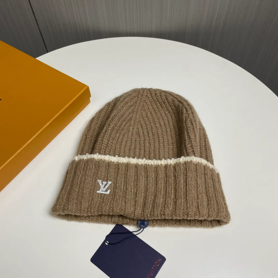 P66 🔥Lv Louis Vuitton's new autumn and winter knitted beanie, very versatile, unisex. Dear friends, you can see the details, the workmanship is neat, breathable and comfortable, and made of imported wool material! A must-have for fashionistas!
