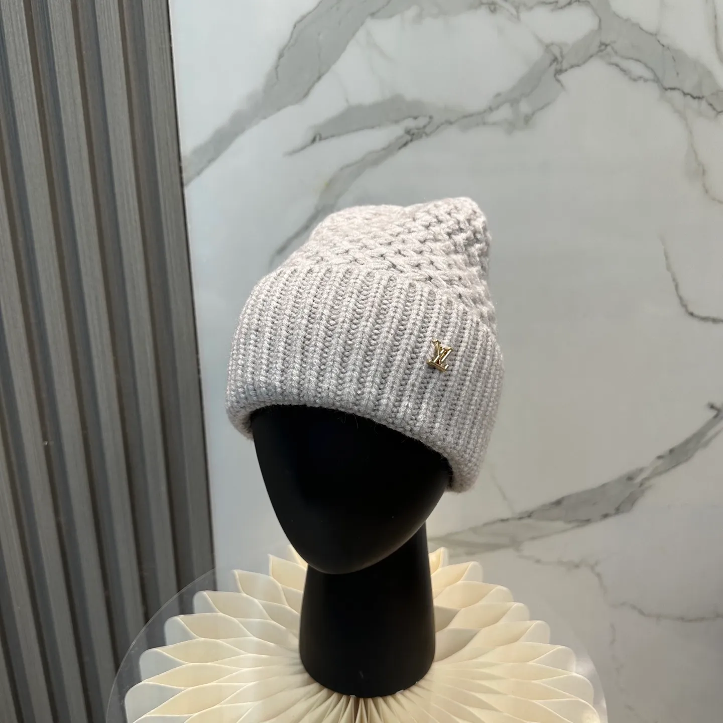 P56 ⚫️Lv new autumn and winter knitted hat, very versatile, unisex. Dear friends, you can see the details, the workmanship is neat, breathable and comfortable, and made of imported wool material! A must-have for fashionistas!