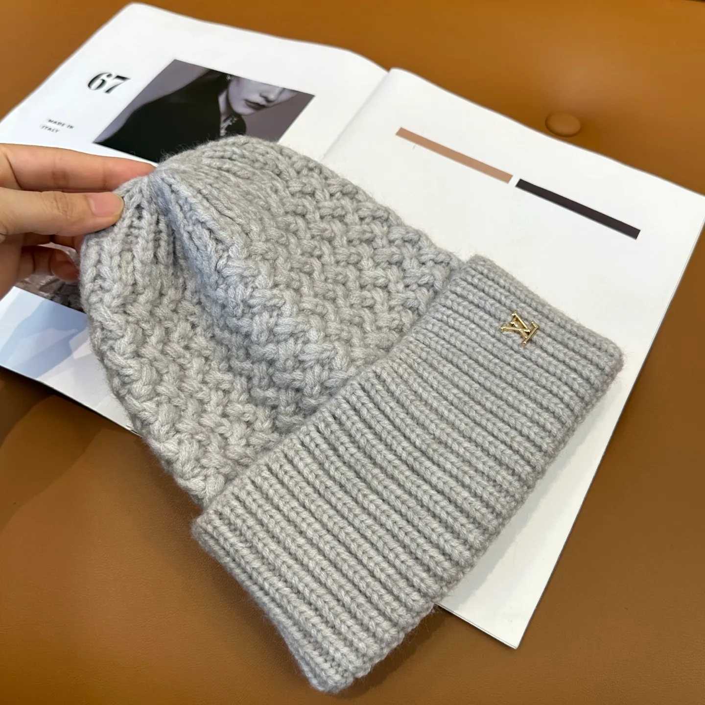 P56 ⚫️Lv new autumn and winter knitted hat, very versatile, unisex. Dear friends, you can see the details, the workmanship is neat, breathable and comfortable, and made of imported wool material! A must-have for fashionistas!